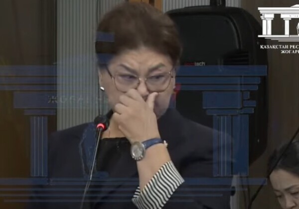 Мать Бишимбаева расплакалась в зале суда