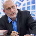 Знаменитого писателя Бориса Акунина в России заочно приговорили к 15 годам лишения свободы