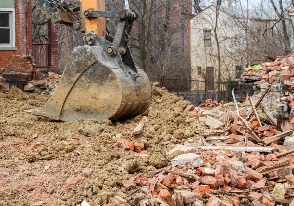 В Алматы под снос пошла ещё одна незаконная постройка