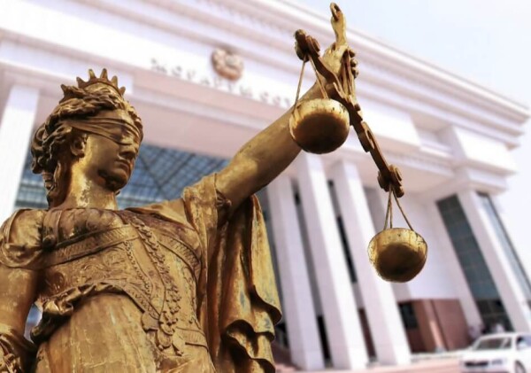 В Алматинской области судья и пристав осуждены за коррупцию